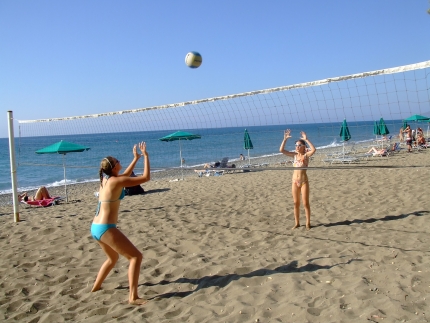 Волейбольная площадка на пляже в кемпинге